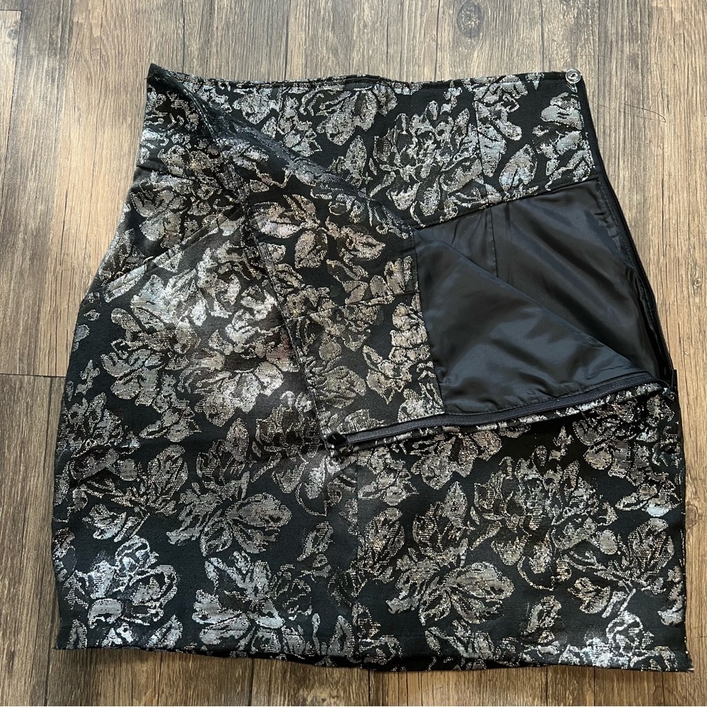 H&M Shimmering Silver Metallic High Waisted Black Floral Mini Skirt Size 6 - Picture 4 of 10